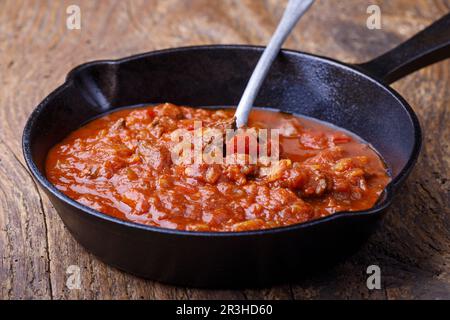 Ungarischer Gulasch in einer Pfanne Stockfoto