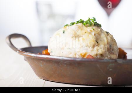 Ungarisches Gulasch im Topf Stockfoto