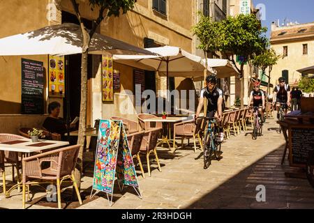 Cafeterias de la plaza Constitucio, Alcudia, Mallorca, islas baleares, Spanien. Stockfoto