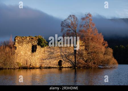 Castillo del siglo XIII, Loch ein Eilein, Parque Nacional de Cairngorms, Highlands, Escocia, Reino Unido. Stockfoto