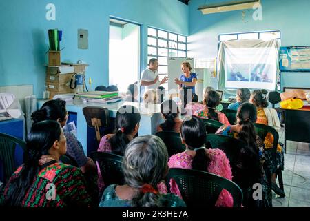 Formacion de comadronas, Centro de Salud de lancetillo, La Parroquia, Quiche, República de Guatemala, América Central. Stockfoto