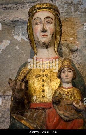 virgen de Siresa, madera dorada y policromada, sigloXIII, iglesia del monasterio de San Pedro, Siglos XI-XII, Siresa, valle de Hecho, pirineo aragones, Huesca, Spanien. Stockfoto