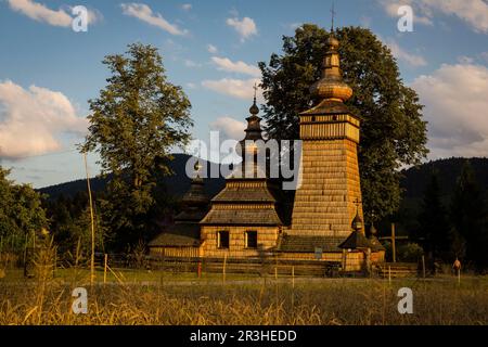 iglesia ortodoxa de Santa Paraskewa, Kwiaton. Siglo XVII Patrimonio de la humanidadconstruida integramente con madera, , voivodato de la Pequeña Polonia, Cárpatos, Polonia, europa. Stockfoto