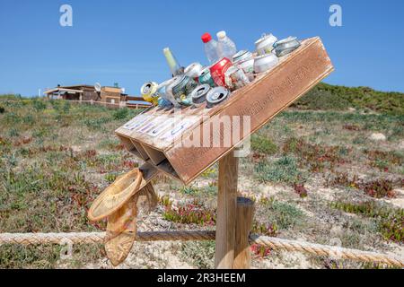 Abfallrecycling, Es Arenals, Strand Migjorn, Formentera, Pitiusas-Inseln, Balearengemeinschaft, Spanien. Stockfoto