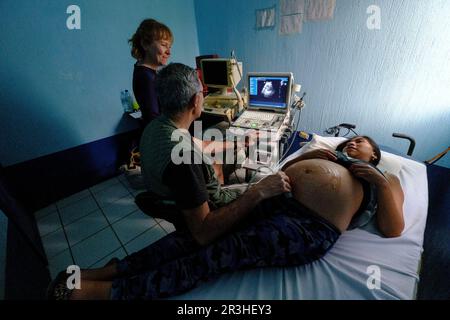 Examen por Ultrasonidos, Centro de Salud, Lancetillo (La Parroquia), Municipio de Uspantán, Quiche, Sierra de Chamá, Guatemala, Mittelamerika. Stockfoto