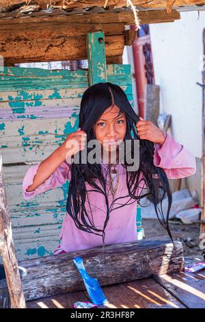 Niña lavandose El Pelo, Aldea de Yacón, San Sebastián Lemoa, Municipio de Chichicastenango, Quiché, Guatemala, Mittelamerika. Stockfoto