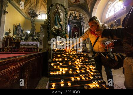 Encendido de velas votivas, catedral de Santa Eufemia, Rovinj, Peninsula de Istria, Croacia, europa. Stockfoto