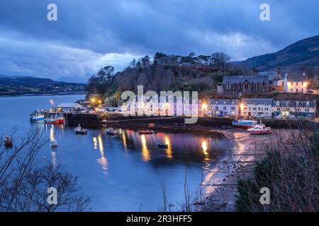 casas de colores en el muelle, Portree (Port Rìgh), isla de Skye, Highlands, Escocia, Reino Unido. Stockfoto