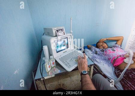 Examen por Ultrasonidos, Centro de Salud, Lancetillo (La Parroquia), Municipio de Uspantán, Quiche, Sierra de Chamá, Guatemala, Mittelamerika. Stockfoto