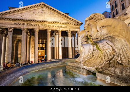 Delphin Brunnen und Pantheon von Agrippa, 126 B.C. Roma, Latium, Italien. Stockfoto