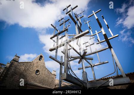 Creu de les Creus, Una escultura realizada por el artista Jaume Falconer y el herrero Toni Sastre, jugando con la Idee del árbol de la Ciencia de Ramon Llull, Santuario de Cura, en La Cima de la Montaña de Randa, Algaida, Mallorca, Balearen, Spanien, Europa. Stockfoto