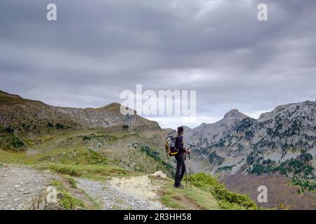 Escursionista Frente al Barranco de Petrachema, Linza, Parque Natural de Los Valles Occidentales, Huesca, Cordillera de Los Pirineos, Spanien, Europa. Stockfoto