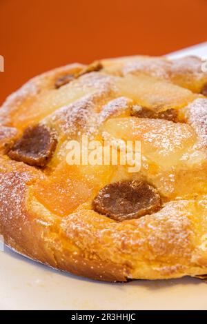 Ensaimada dels Darrers stirbt, dekoriert mit Sobrassada und Kürbis, typisch für die letzten Tage vor Beginn der Fastenzeit, Mallorca, Spanien. Stockfoto