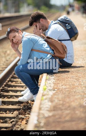 Ein paar Liebhaber haben den Zug verpasst Stockfoto