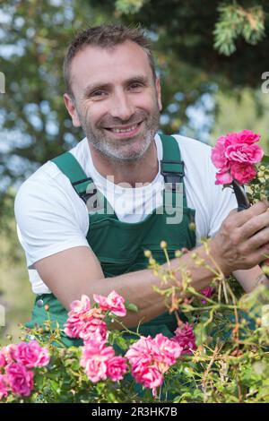 Ein Mann, der sich um Blumen kümmert Stockfoto