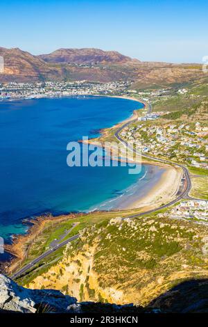 Erhöhte Aussicht auf Glencairn Beach und Simon's Town in Kapstadt Stockfoto