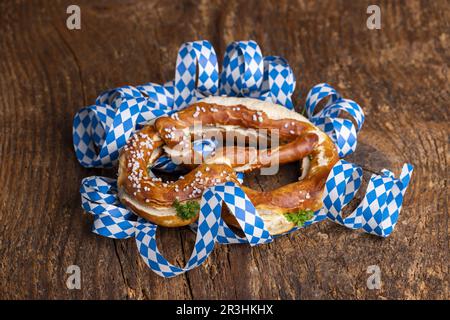 Bayerische Butterbrezel auf Holz Stockfoto