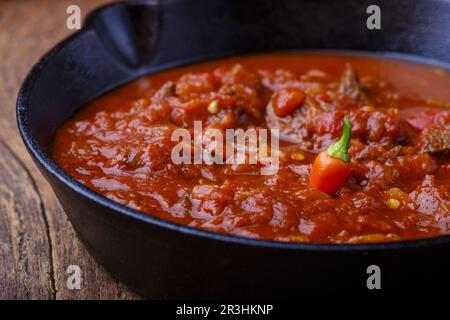 Ungarisches Gulasch in der Pfanne Stockfoto