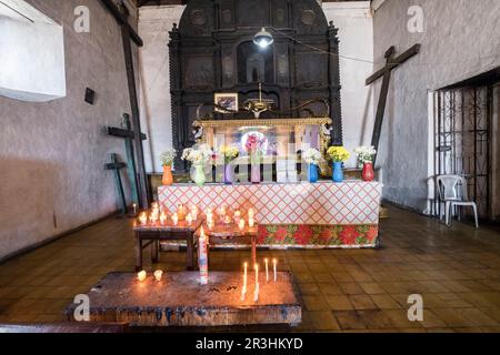 Velas votivas, Iglesia de la Capilla del Señor del Calvario Sepultado, Santo Tomás Chichicastenango, República de Guatemala, América Central. Stockfoto