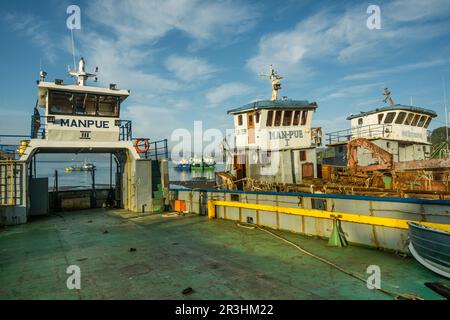 viejos transbordadores varados durante la marea baja, Dalcahue, Archipiélago de Chiloé,Provincia de Chiloé,región de Los Lagos,Patagonia, República de Chile,América del Sur. Stockfoto