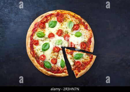 Traditionelle neapolitanische italienische Pizza margherita mit Tomaten und Mozzarella, serviert als Draufsicht auf einer alten rustikalen Tafel mit Text Stockfoto