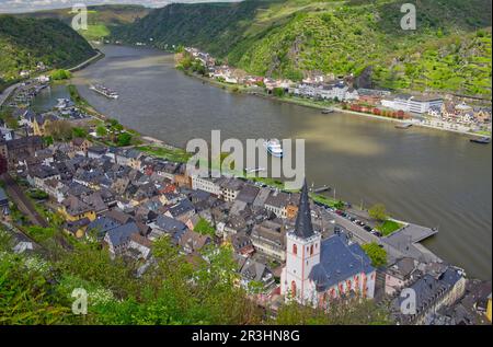 Blick aus der Vogelperspektive flussabwärts im Oberen Mittelrheintal in Sankt Goar, Rheinland-Pfalz, Deutschland Stockfoto