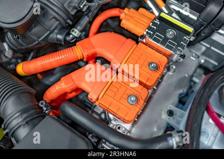 Verteilerblock eines Elektroautos mit angeschlossenen Sensoren und ein Signal Verteilung Kabel mit den entsprechenden Komponenten und Baugruppen eines Umweltzeichens Stockfoto
