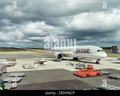 Gardermoen, Norwegen - 22. August 2022: Qatar Airways Boeing 787-9, Ankunft an einem Gate des Oslo Airport, Gardermoen. Stockfoto