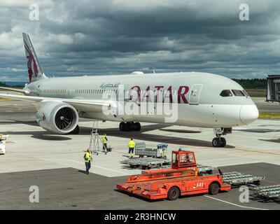 Gardermoen, Norwegen - 22. August 2022: Qatar Airways Boeing 787-9, Ankunft an einem Gate des Oslo Airport, Gardermoen. Stockfoto