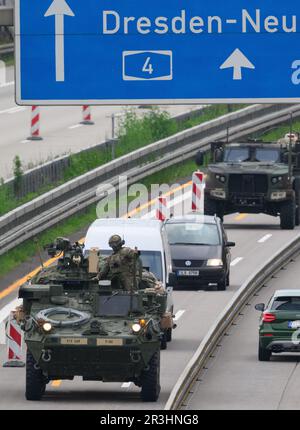 Dresden, Deutschland. 24. Mai 2023. US-Militärfahrzeuge fahren morgens auf der Autobahn A4 nahe Dresden. US-Streitkräfte hatten an der NATO-Übung "Griffin Shock" in Polen teilgenommen. Kredit: Robert Michael/dpa/Alamy Live News Stockfoto