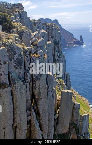 Sehen Sie die Klippen von Tasman Island zum Cape Pillar Stockfoto