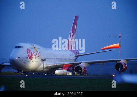 Aktenfoto vom 9.1/2023, eines umgebauten Virgin Atlantic Boeing 747 Flugzeugs mit Virgin Orbits LauncherOne Rakete, geparkt am Spaceport Cornwall am Flughafen Cornwall, Newquay. Virgin Orbit von Richard Branson hat angekündigt, dass sie ihr Vermögen verkaufen und den Betrieb Monate nach einem Misserfolg der Mission in Großbritannien einstellen werden. Ausgabedatum: Mittwoch, 24. Mai 2023. Stockfoto