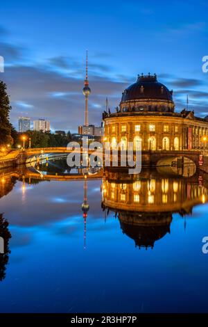 Das Bode-Museum und der Fernsehturm spiegeln sich in der Berliner Spree bei Nacht Stockfoto