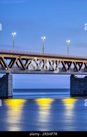 Details der berühmten Öresundbrücke zwischen Dänemark und Schweden nach Nacht Stockfoto