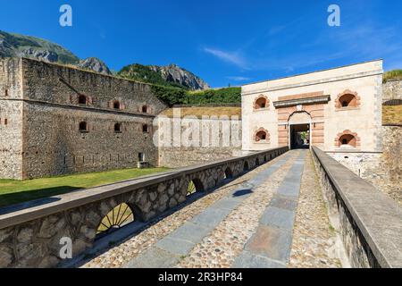 Blick auf die alte alpine Militärfestung unter blauem Himmel in Vinadio, Italien. Stockfoto