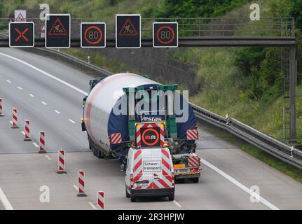 Dresden, Deutschland. 24. Mai 2023. Ein Lastkraftwagen, der Teile einer Windturbine transportiert, fährt morgens auf der Autobahn A4 in der Nähe von Dresden. Kredit: Robert Michael/dpa/Alamy Live News Stockfoto