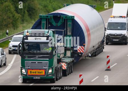 Dresden, Deutschland. 24. Mai 2023. Ein Lastkraftwagen, der Teile einer Windturbine transportiert, fährt morgens auf der Autobahn A4 in der Nähe von Dresden. Kredit: Robert Michael/dpa/Alamy Live News Stockfoto