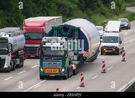 Dresden, Deutschland. 24. Mai 2023. Ein Lastkraftwagen, der Teile einer Windturbine transportiert, fährt morgens auf der Autobahn A4 in der Nähe von Dresden. Kredit: Robert Michael/dpa/Alamy Live News Stockfoto