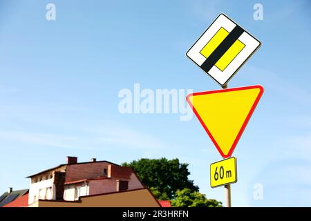 Verschiedene Straßenschilder auf der Stadtstraße. Verkehrsregeln Stockfoto