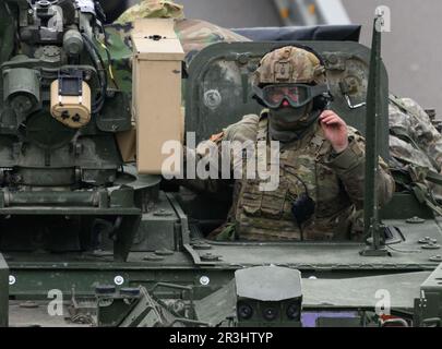 Dresden, Deutschland. 24. Mai 2023. Morgens fährt ein US-Militärfahrzeug auf der Autobahn A4 in der Nähe von Dresden. US-Streitkräfte hatten an der NATO-Übung "Griffin Shock" in Polen teilgenommen. Kredit: Robert Michael/dpa/Alamy Live News Stockfoto