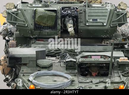 Dresden, Deutschland. 24. Mai 2023. Morgens fährt ein US-Militärfahrzeug auf der Autobahn A4 in der Nähe von Dresden. US-Streitkräfte hatten an der NATO-Übung "Griffin Shock" in Polen teilgenommen. Kredit: Robert Michael/dpa/Alamy Live News Stockfoto