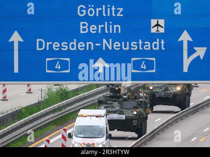 Dresden, Deutschland. 24. Mai 2023. US-Militärfahrzeuge fahren morgens auf der Autobahn A4 nahe Dresden. US-Streitkräfte hatten an der NATO-Übung "Griffin Shock" in Polen teilgenommen. Kredit: Robert Michael/dpa/Alamy Live News Stockfoto