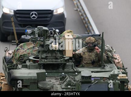 Dresden, Deutschland. 24. Mai 2023. Morgens fährt ein US-Militärfahrzeug auf der Autobahn A4 in der Nähe von Dresden. US-Streitkräfte hatten an der NATO-Übung "Griffin Shock" in Polen teilgenommen. Kredit: Robert Michael/dpa/Alamy Live News Stockfoto