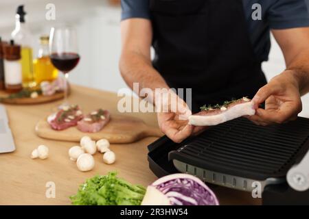 Mann macht Abendessen in der Küche, Nahaufnahme. Online-Kochkurs Stockfoto