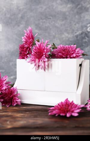 Thanksgiving-Tag, Feiertag wird jeden vierten Donnerstag im November gefeiert. Blockkalender und wunderschöne Chrysanthemen auf Holztisch Stockfoto