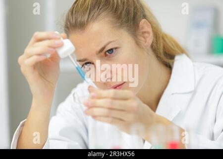 Weibliche Technikerin mit Multipipette in der genetischen PCR-Forschung im Labor Stockfoto