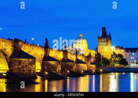 Nachtsicht auf Karlsbrücke und Moldau Stockfoto