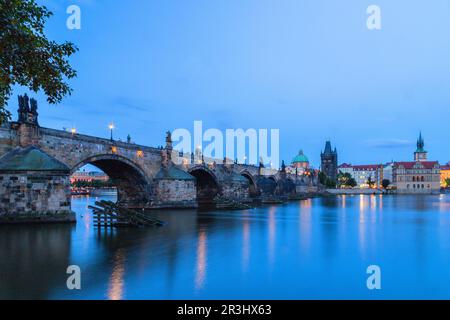 Nachtsicht auf Karlsbrücke und Moldau Stockfoto