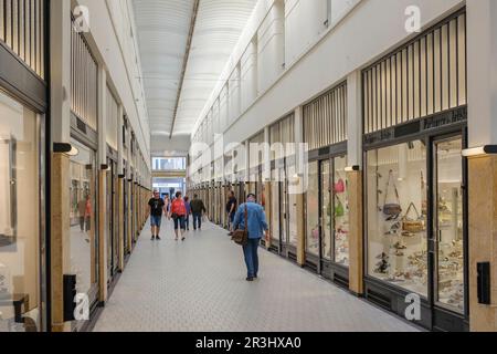 Einkaufspassage Lemonnier in Lüttich. Passage Lemonnier ist eine überdachte Einkaufspassage im Zentrum von Lüttich, die zwischen 1836 und 1838 von Lou Stockfoto