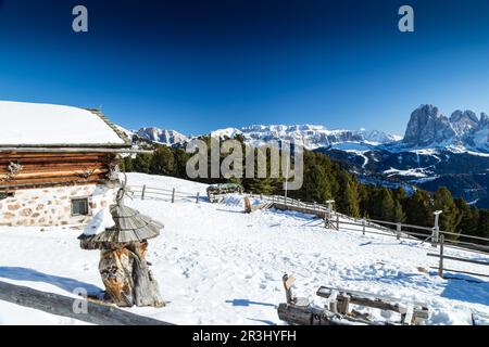 Hoch gelegene Berghütte vor einem Panorama schneebedeckter Gipfel Stockfoto